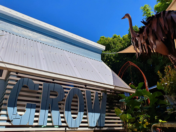 A large metal emu and a sign that reads 'Grow'